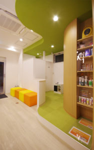 歯科医院　商品陳列棚　デザイン