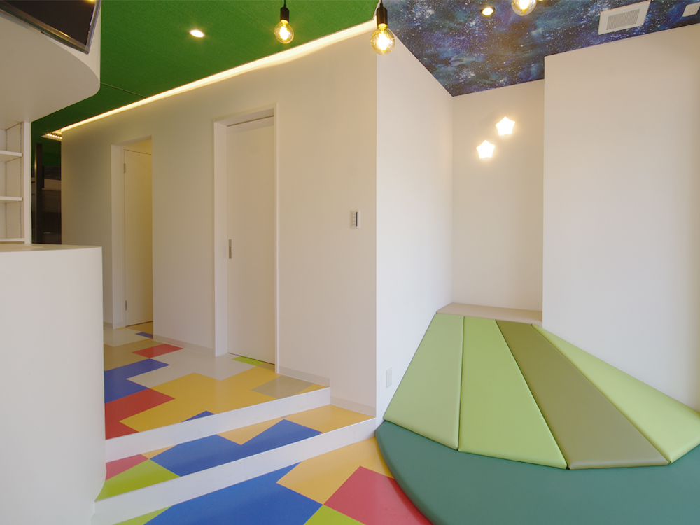 歯科医院　デザイン　新装　キッズが喜ぶ　おおはしゃぎ　宇宙　設計