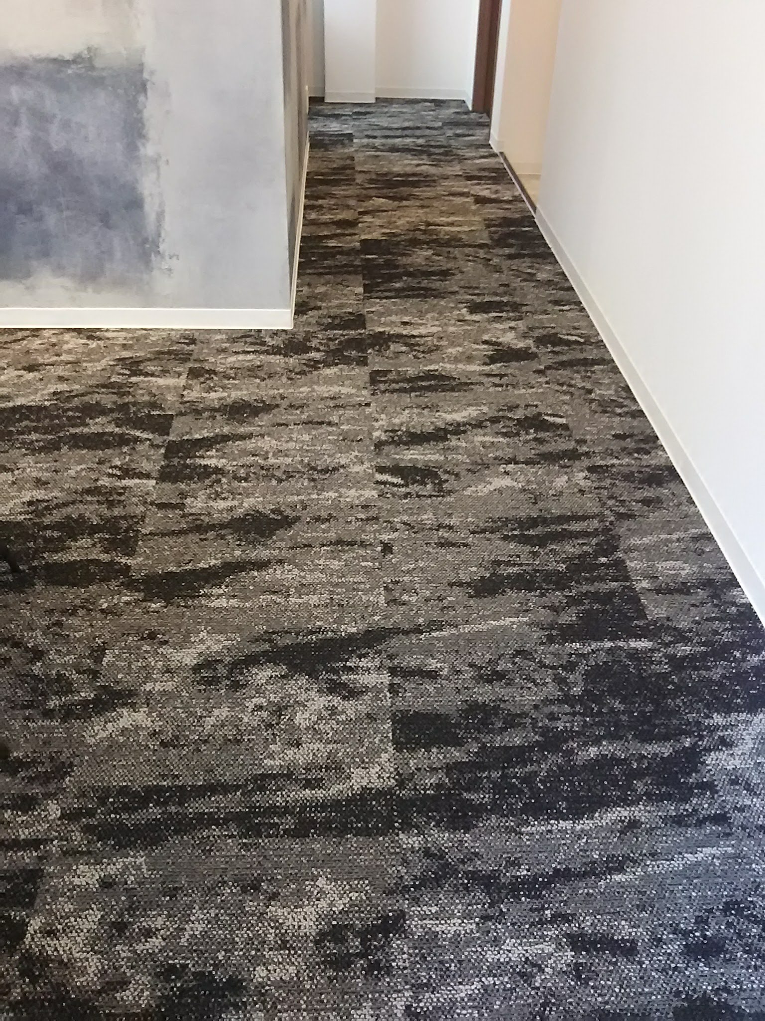 タイルカーペットの貼り方　デザイン貼り