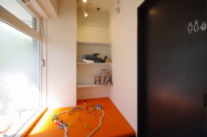 防犯カメラ　キッズルーム　医院　設計　待合　安全　防犯　注意喚起